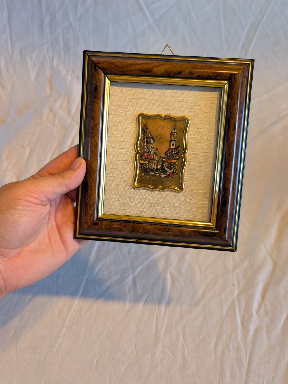 2/30$ Vintage Gold-Toned peint Village on brass Plaque with Brown fram